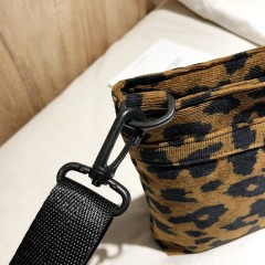 Sac à bandoulière  en toile à motif léopard