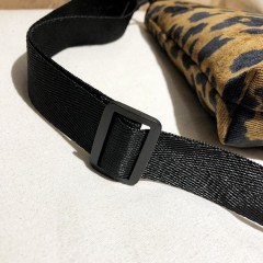 Sac à bandoulière  en toile à motif léopard