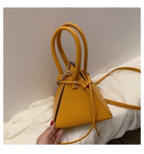 Sac à main en cuir forme pyramide
