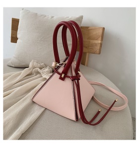 Sac à main en cuir forme pyramide