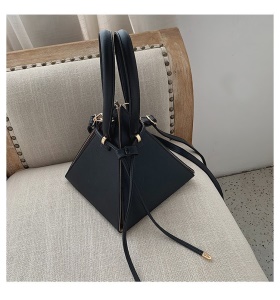 Sac à main en cuir forme pyramide