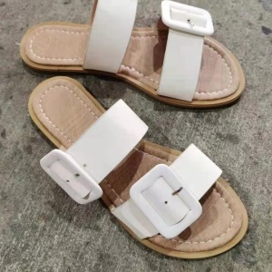Pantoufles pour femmes avec boucle carrée en cuir synthétique et talons plats