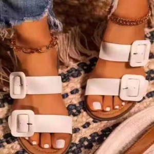 Pantoufles pour femmes avec boucle carrée en cuir synthétique et talons plats