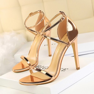 Chaussures à talons hauts pour femmes avec talon fin et bande croisée