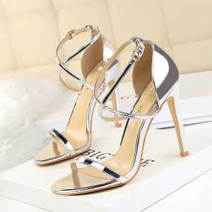 Chaussures à talons hauts pour femmes avec talon fin et bande croisée