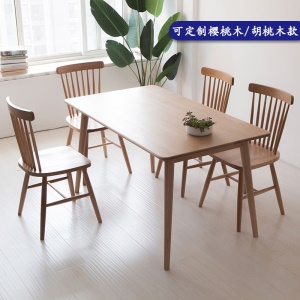 Chaise simple en bois massif