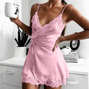 Femme robe de nuit avec bordure en dentelle