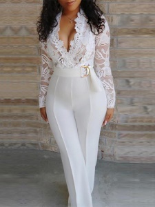 Combinaison femme en dentelle à col en V et avec ceinture