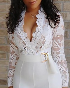 Combinaison femme en dentelle à col en V et avec ceinture