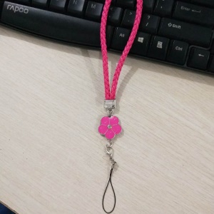 Cordon pour téléphone portable tressé avec pendentif fleur