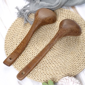 Cuillère à soupe en bois massif