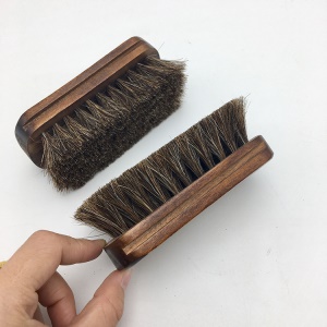 Brosse à chaussures crinière manche en bois brun