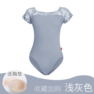 Combinaison femme en dentelle manches courtes et col carré