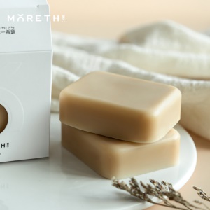 Savon au miel, amande et lanoline hydratant et parfumé aux herbes