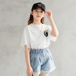 Ensemble pour fille de deux pièces (T-shirt + short en jean)