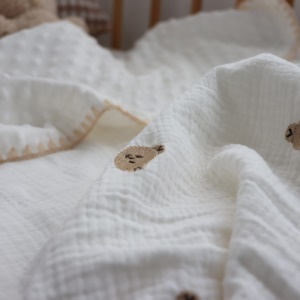 Couverture bébé en coton brodé