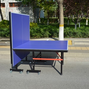 Table de ping-pong avec roue pliable