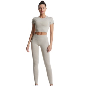 Combinaison de yoga deux pièces (pantalon + manches courtes) serrée par enfilage