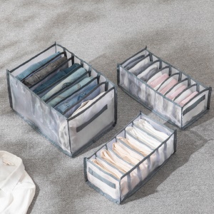 Accessoire de rangement de vêtements avec compartiment de séparation