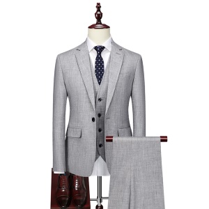 Costume pour homme trois pièces à une rangée avec une boucle et une fente au milieu du dos