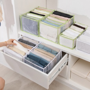 Accessoire de rangement de vêtements avec compartiment de séparation