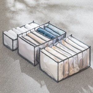 Accessoire de rangement de vêtements avec compartiment de séparation