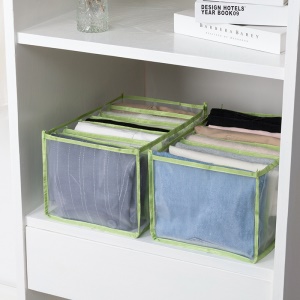 Accessoire de rangement de vêtements avec compartiment de séparation