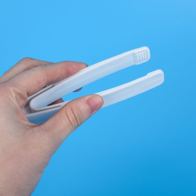 Brucelles en plastique à tête droite