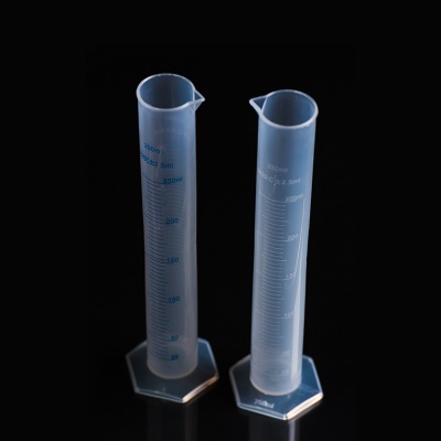OKMEI cylindre gradué en plastique 500ml gradué en ligne blanche résistant aux acides et aux alcalis