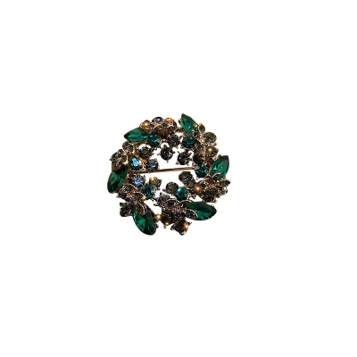 Broche en forme de fleur incrustée de diamants artificiels