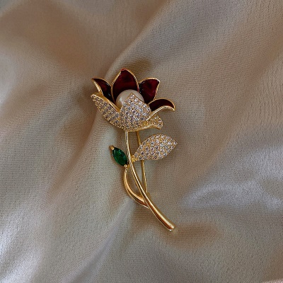 Broche de costume avec des fleurs et des perles