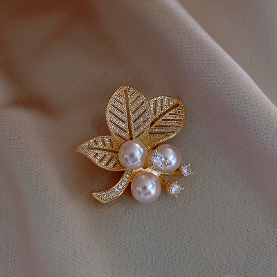 Broche de costume avec des fleurs et des perles