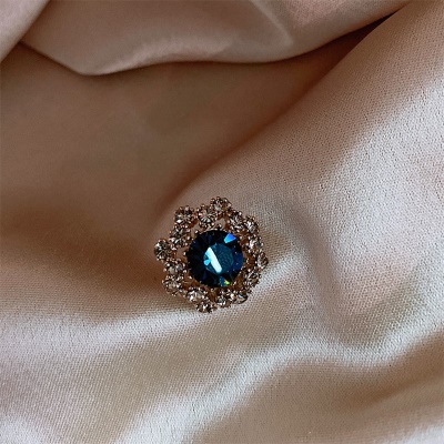 Broche de costume avec des fleurs et des perles