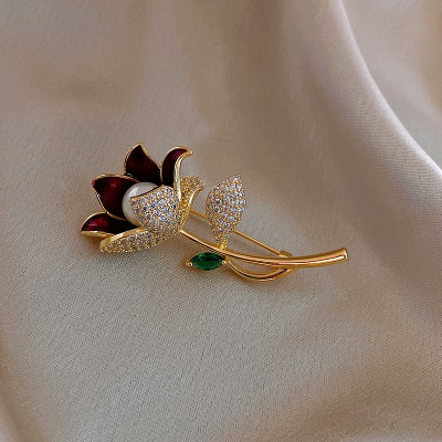 Broche de costume avec des fleurs et des perles