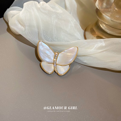 Broche de costume en forme de papillon plaqué perle