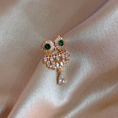 Broche de costume avec des fleurs et des perles