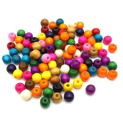 Perles en bois colorées pour confection de bracelets  pour enfants