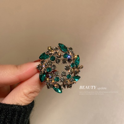 Broche en forme de fleur incrustée de diamants artificiels