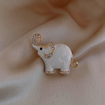 Broche de costume avec des fleurs et des perles