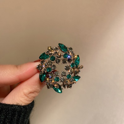 Broche en forme de fleur incrustée de diamants artificiels
