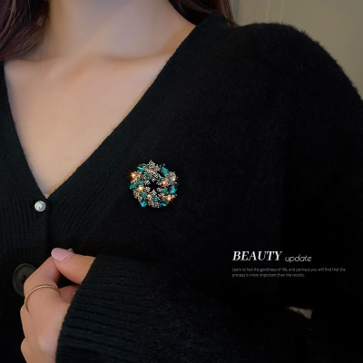 Broche en forme de fleur incrustée de diamants artificiels