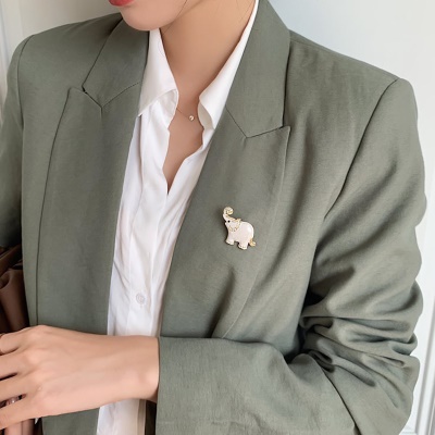 Broche de costume avec des fleurs et des perles