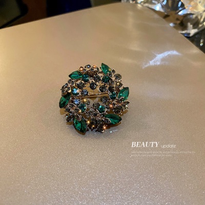Broche en forme de fleur incrustée de diamants artificiels