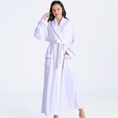 Robe de nuit blanche absorbante