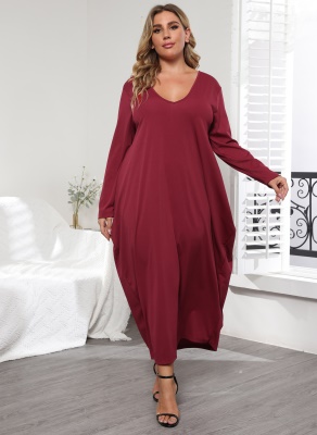 Robe à bretelles, col en V et manches longues