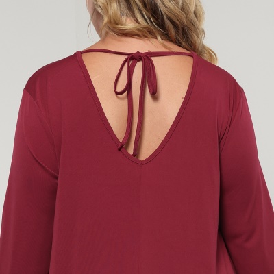 Robe à bretelles, col en V et manches longues