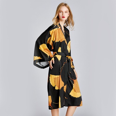 Pyjama femme imprimé feuille d'érable noir imitation soie
