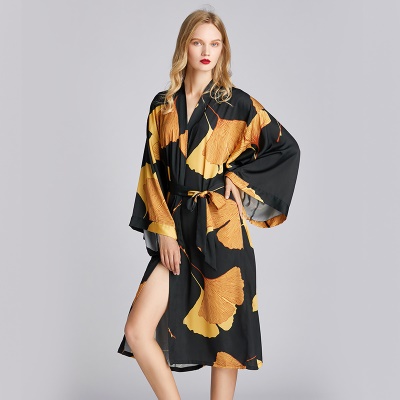 Pyjama femme imprimé feuille d'érable noir imitation soie