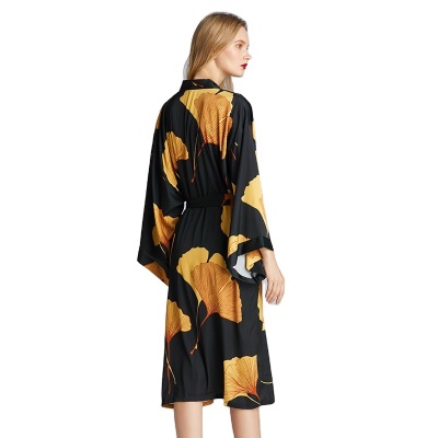 Pyjama femme imprimé feuille d'érable noir imitation soie