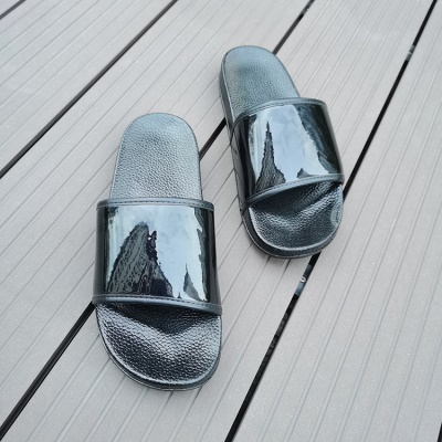 Babouches sandales homme brillant PVC noir